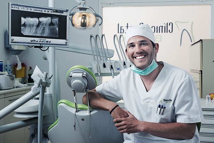 uśmiechnięty stomatolog
