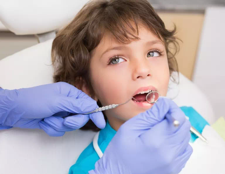 dziecko w trakcie zabiegu stomatologicznego