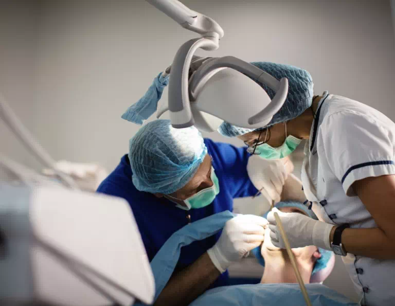 grupa dentystów podczas zabiegu chirurgicznego