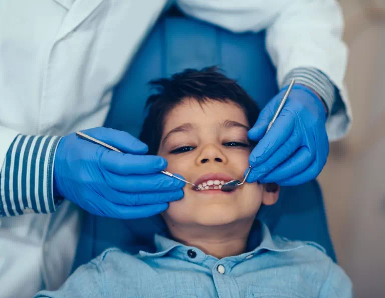 młody chłopak u dentysty