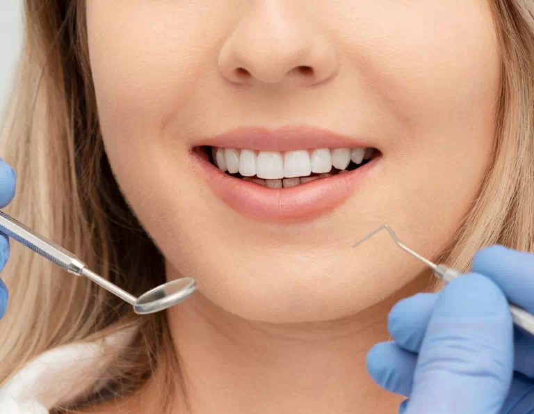 kobieta z jasnymi zębami u stomatologa