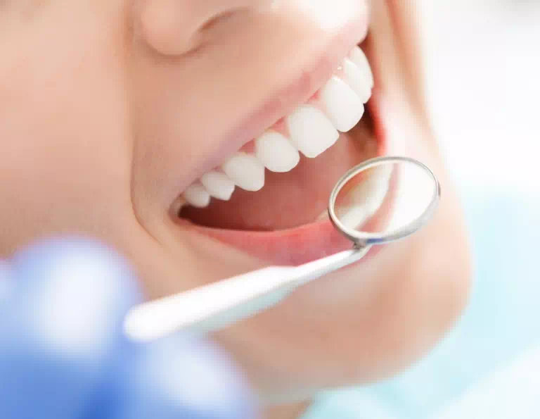 zdrowe zęby badane przez stomatologa