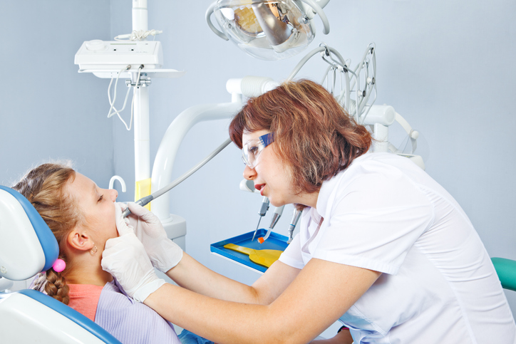 dentystka w trakcie zabiegu